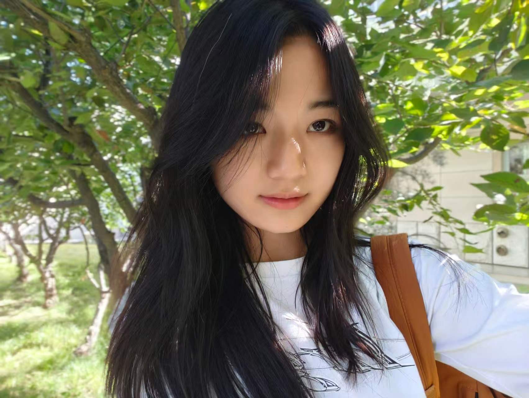 Wendy Cao 在树下的生活照 / Wendy Cao outdoors under a tree